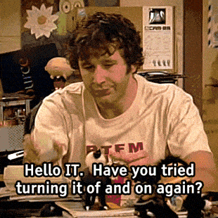 Gif z The IT Crowd (Technicy-magicy), przedstawiający moss'a proponującego włączenie i wyłączenie komputera jako rozwiązanie problemu